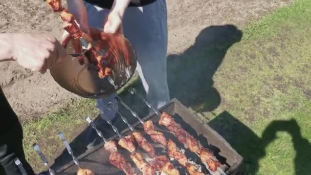 Proces Vaření Lahodný Shish Kebab Kovové Špejli Létě Venku Víkendový — Stock video