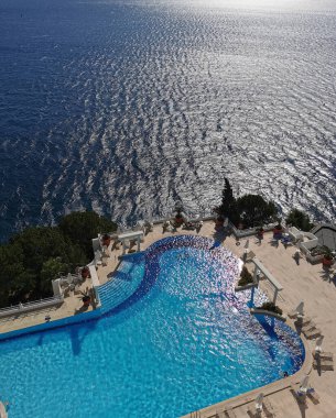 Güneşli bir günde deniz kenarında mavi suyu olan boş bir sahilin güzel manzarası. Ege Denizi. Türkiye, Kusadasi