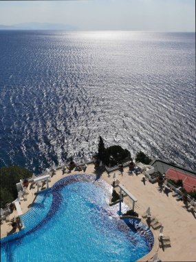 Güneşli bir günde deniz kenarında mavi suyu olan boş bir sahilin güzel manzarası. Ege Denizi. Türkiye, Kusadasi