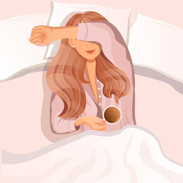 Jong roodharig meisje ligt 's morgens in bed met een kop koffie. Goede morgen. Vector illustratie van een slapende vrouw in pyjama voor reclame, ansichtkaart, poster. Goede droom. Cartoon stijl. — Stockvector