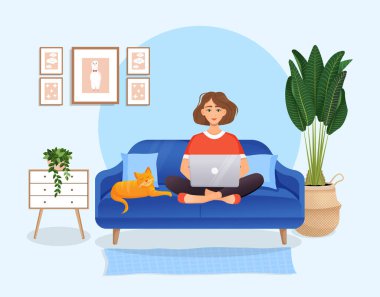 Kadın kedisiyle birlikte dizüstü bilgisayarla bir odada kanepede oturuyor. Serbest çalışmanın düz vektör çizimi, evde çalışmak, iş, ofis, eğitim. Sosyal ağlarda uzak çalışma ve iletişim.