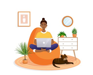 Kadın evinde dizüstü bilgisayarında bir koltukta oturuyor. Uzaktan çalışma, evdeki ofis, programlama, serbest çalışma. Evde, karantinada çalış. Vektör çizimi. Bir kediyle iç içe.