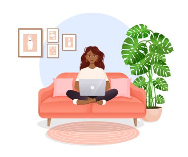 Bir kadın dizüstü bilgisayarı olan bir odada kanepede oturuyor. Serbest çalışmanın düz vektör çizimi, evde çalışmak, iş, ofis, eğitim. Sosyal ağlarda uzak çalışma ve iletişim