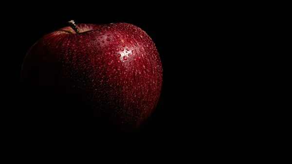 Roter Apfel Auf Schwarzem Hintergrund lizenzfreie Stockbilder
