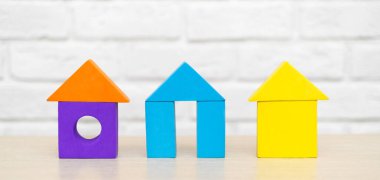 Çocukların yapmayı sevdiği bloklardan oluşan renkli oyuncak evleri bir kale ya da kule yapıyorlar. Yeni bir ev, konut inşaatı kavramı