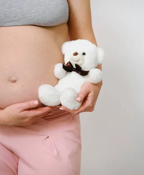 Fehér Anyának Egy Fehér Maci Van Hasa Mellett Terhesség Alatt — Stock Fotó