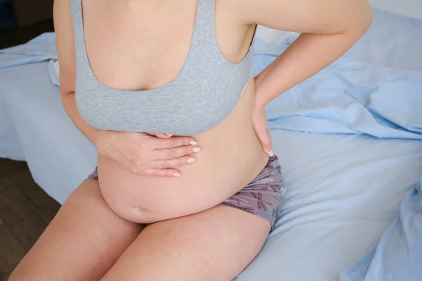 침실의 침대에 임신부의 통증이었다 임산부의 특징은 — 스톡 사진