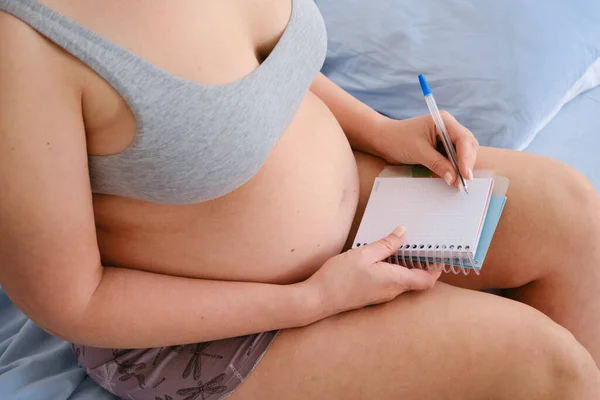 Közelkép Egy Terhes Nőről Aki Összeállított Egy Listát Egy Szülészeti Stock Kép
