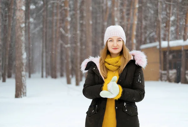 Vonzó Fiatal Kaukázusi Szőke Télen Szabadban Egy Havas Erdőben Szabadidő Stock Fotó
