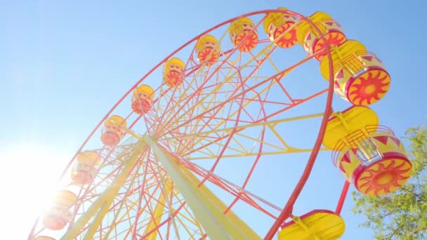 Uma Roda Gigante Amarela Laranja Colorida Gira Lentamente Parque Diversões — Vídeo de Stock