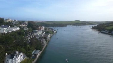 Salcombe, Güney Devon, İngiltere: DRONE VİEWS: İHA nehir kıyısındaki mülkleri gösteren Salcombe Limanı boyunca uçuyor. Salcombe, pahalı özellikleriyle tanınan popüler bir İngiltere tatil beldesi.).