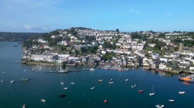 Salcombe, Güney Devon, İngiltere: DRONE VİEWS: İHA Salcombe Limanı üzerinden Salcombe kasabasına ve feribot iskelesine doğru uçar. Salcombe, pahalı mülkleri ile tanınan popüler bir İngiltere turizm beldesi..