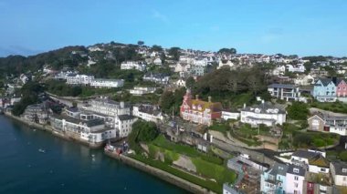 Salcombe, Güney Devon, İngiltere: DRONE VİEWS: İHA nehir kıyısındaki mülkleri gösteren Salcombe Limanı boyunca uçuyor. Salcombe, pahalı özellikleriyle tanınan popüler bir İngiltere tatil beldesidir (4.).