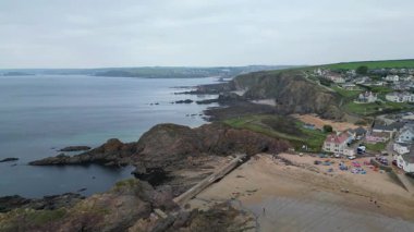 Hope Cove, South Hams, Devon, İngiltere: DRONE VİEWS: Engebeli uçurumlar, sahil ve deniz manzaralı mülkler dahil Hope Cove. Devon, güzel kıyı şeridi ve kırsal kesimiyle tanınan popüler bir İngiliz turizm merkezidir (13.).
