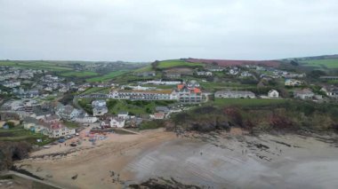 Hope Cove, South Hams, Devon, İngiltere: DRONE VİEWS: Engebeli uçurumlar, sahil ve deniz manzaralı mülkler dahil Hope Cove. Devon, güzel kıyı şeridi ve kırsal kesimiyle tanınan popüler bir İngiliz turizm merkezidir (Klip 12).).