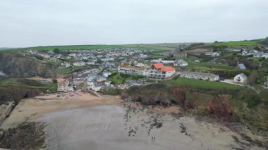 Hope Cove, South Hams, Devon, İngiltere: DRONE VİEWS: Engebeli uçurumlar, sahil ve deniz manzaralı mülkler dahil Hope Cove. Devon, güzel kıyı şeridi ve kırsal kesimiyle tanınan popüler bir İngiliz turizm merkezidir (13 Klip 10).).