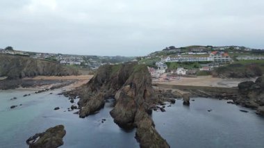 Hope Cove, South Hams, Devon, İngiltere: DRONE VİEWS: Engebeli uçurumlar, sahil ve deniz manzaralı mülkler dahil Hope Cove. Devon, güzel kıyı şeridi ve kırsal kesimiyle tanınan popüler bir İngiliz turizm merkezidir (Clip 7).).