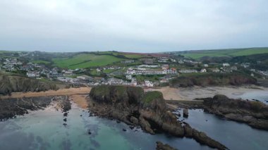 Hope Cove, South Hams, Devon, İngiltere: DRONE VİEWS: Engebeli uçurumlar, sahil ve deniz manzaralı mülkler dahil Hope Cove. Devon, güzel kıyı şeridi ve kırsal kesimiyle tanınan popüler bir İngiliz turizm merkezidir (13.).