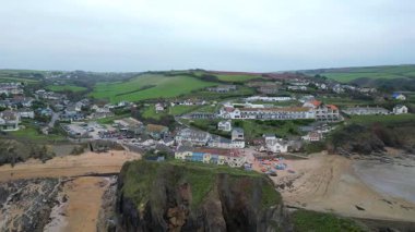 Hope Cove, South Hams, Devon, İngiltere: DRONE VİEWS: Engebeli uçurumlar, sahil ve deniz manzaralı mülkler dahil Hope Cove. Devon, güzel kıyı şeridi ve kırsal kesimiyle tanınan popüler bir İngiliz turizm merkezidir (13.).