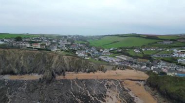 Hope Cove, South Hams, Devon, İngiltere: DRONE VİEWS: Engebeli uçurumlar, sahil ve deniz manzaralı mülkler dahil Hope Cove. Devon, güzel kıyı şeridi ve kırsal kesimiyle tanınan popüler bir İngiliz turizm merkezidir (13.).