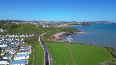 Torbay, Güney Devon, İngiltere: İHA Paignton yolunda Waterside Park 'tan geçen bir buharlı treni takip ediyor. Torbay, pek çok turistik yeri olan popüler bir İngiltere tatil beldesi..