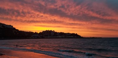 Torquay, Torquay, Güney Devon, İngiltere: Sabah güneşi sabah bulutlarını aydınlatır ve Torre Abbey sahilinin kumlarına yansıtır. Torbay güzel sahil şeridiyle tanınan popüler bir İngiltere tatil beldesidir (Fotoğraf: 10 üzerinden 4).).