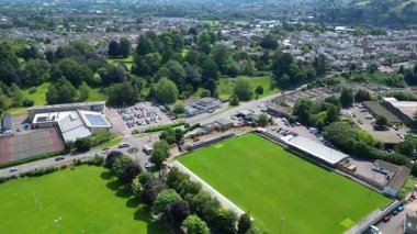 Tiverton, Devon, İngiltere: DRONE VİEWS: İHA şehrin kenarına doğru çeşitli spor sahalarında daireler çiziyor. Tiverton, Devon 'un orta kesiminin ticari ve idari merkezidir (3.).