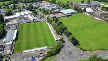 Tiverton, Devon, İngiltere: DRONE VİEWS: İHA şehrin kenarına doğru çeşitli spor sahalarında daireler çiziyor. Tiverton, Devon 'un orta kesiminin ticari ve idari merkezidir.).