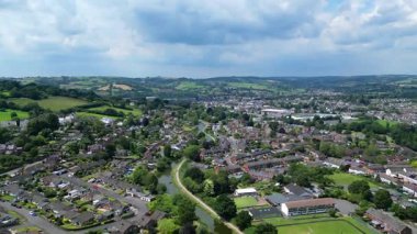 Tiverton, Devon, İngiltere: DRONE VİEWS: Büyük Batı Kanalı banliyö konutları boyunca esiyor; kanal at mavnaları ile çekiliyor. Tiverton, Devon 'un orta kesiminin ticari ve idari merkezidir.).