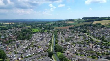Tiverton, Devon, İngiltere: DRONE VİEWS: Büyük Batı Kanalı bir banliyö boyunca esiyor: popüler bir turistik merkezdir. Tiverton, Devon 'un orta kesiminin ticari ve idari merkezidir (3.).