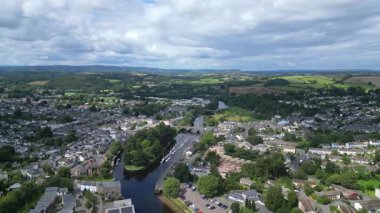 Totnes, Güney Devon, İngiltere: DRONE VİEWS: The River Dart Totnes şehir merkezinden geçiyor. Totnes, günümüzde alternatif yaşam tarzıyla tanınan 10. yüzyıldan kalma bir pazar kasabasıdır (6.).