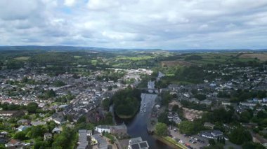 Totnes, Güney Devon, İngiltere: DRONE VİEWS: The River Dart Totnes şehir merkezinden geçiyor. Totnes, günümüzde alternatif yaşam tarzıyla tanınan 10. yüzyıldan kalma bir pazar kasabası.).