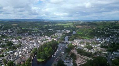 Totnes, Güney Devon, İngiltere: DRONE VİEWS: The River Dart Totnes şehir merkezinden geçiyor. Totnes, günümüzde alternatif yaşam tarzıyla tanınan 10. yüzyıldan kalma bir pazar kasabası.).