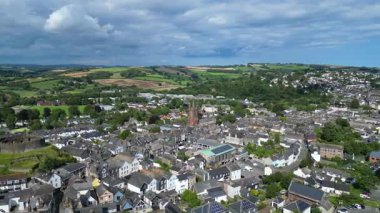 Totnes, Güney Devon, İngiltere: DRONE VİEWS: Kasaba merkezi ve tarihi gökyüzü. Totnes, 10. yüzyıldan kalma bir pazar kentidir; bugün şehir alternatif yaşam tarzıyla ünlüdür (3.).