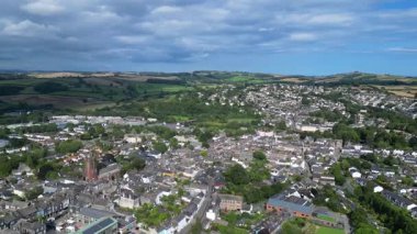 Totnes, Güney Devon, İngiltere: DRONE VİEWS: The River Dart Totnes şehir merkezinden geçiyor. Totnes, günümüzde alternatif yaşam tarzıyla tanınan 10. yüzyıldan kalma bir pazar kasabası.).