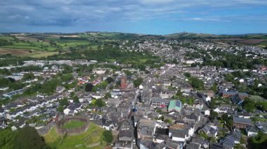 Totnes, Güney Devon, İngiltere: DRONE VİEWS: Kasaba merkezi ve tarihi gökyüzü. Totnes, 10. yüzyıldan kalma bir pazar kentidir; bugün şehir alternatif yaşam tarzıyla ünlüdür (3.).
