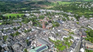 Totnes, Güney Devon, İngiltere: DRONE VİEWS: Kasaba merkezi ve tarihi gökyüzü. Totnes, 10. yüzyıldan kalma bir pazar kentidir; bugün şehir alternatif yaşam tarzıyla ünlüdür (3.).