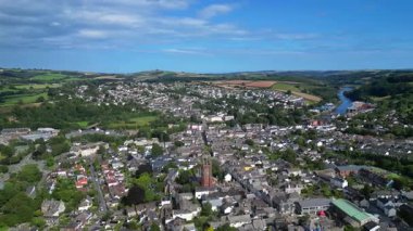 Totnes, Güney Devon, İngiltere: DRONE VİEWS: The River Dart Totnes şehir merkezinden geçiyor. Totnes, günümüzde alternatif yaşam tarzıyla tanınan 10. yüzyıldan kalma bir pazar kasabası.).