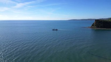 Teignmouth, Güney Devon, İngiltere: DRONE VİEWS: Bir dredger Teign Nehri 'nin ağzına yakın kum ve çakıl tarar; sürekli tarama Teignmouth limanına nakliyenin engelsiz geçişini güvence altına alır (2.).