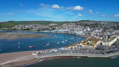 Teignmouth, Güney Devon, İngiltere: İHA Teignmouth ve Teign Nehri 'nin çevresini dolaşarak uzaktaki rıhtımı gösteriyor. Teignmouth, İngiltere 'de popüler bir tatil beldesi ve liman kentidir (4.).
