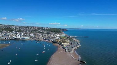 Teignmouth, Güney Devon, İngiltere: İHA Teignmouth ve Teign Nehri 'nin çevresini dolaşarak uzaktaki rıhtımı gösteriyor. Teignmouth, İngiltere 'de popüler bir tatil beldesi ve liman kentidir.).