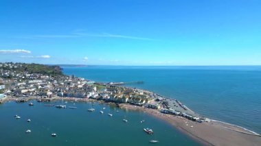 Teignmouth, Güney Devon, İngiltere: İHA Teignmouth ve Teign Nehri 'nin çevresini dolaşarak uzaktaki rıhtımı gösteriyor. Teignmouth, İngiltere 'de popüler bir tatil beldesi ve liman kentidir (4.).