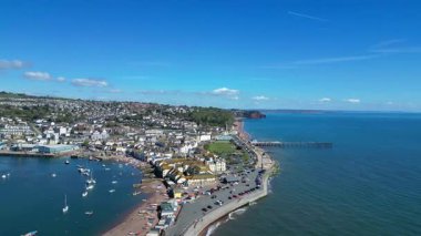 Teignmouth, Güney Devon, İngiltere: İHA Teignmouth ve Teign Nehri 'nin çevresini dolaşarak uzaktaki rıhtımı gösteriyor. Teignmouth, İngiltere 'de popüler bir tatil beldesi ve liman kentidir.).