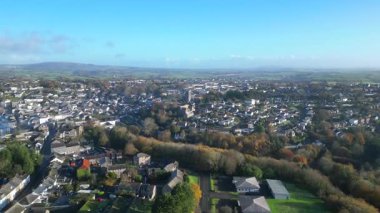 Liskeard, Cornwall, İngiltere: DRONE VİEWS: Liskeard 'ın güneyine giden çift yönlü bir otoyol da dahil olmak üzere Liskeard kasabasının genel manzarası. Liskeard eski bir stannary ve pazar kentidir (1.).