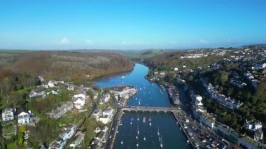 Bakın, Cornwall, İngiltere: DRONE VİEWS: Drone batı ve doğu Looe 'yu gösteren East Looe nehri üzerinde uçuyor. Looe eski bir balıkçılık limanıdır ve popüler bir İngiltere tatil beldesidir (6.).