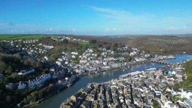 Bakın, Cornwall, İngiltere: DRONE VİEWS: İnsansız hava aracı Looe kasabasının üzerinden Doğu Looe nehrine doğru uçuyor. Looe eski bir balıkçılık limanı ve popüler bir İngiltere tatil beldesi..