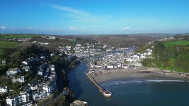 Bakın, Cornwall, İngiltere: DRONE VİEWS: İnsansız hava aracı Looe Nehri üzerinden uçuyor ve Banjo İskelesi 'ne doğru gidiyor. Looe eski bir balıkçılık limanı ve popüler bir İngiltere tatil beldesi..