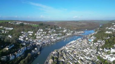 Bakın, Cornwall, İngiltere: DRONE VİEWS: İnsansız hava aracı Looe kasabasının üzerinden Doğu Looe Nehri ve Looe Köprüsü 'ne doğru uçuyor. Looe eski bir balıkçılık limanı ve popüler bir İngiltere tatil beldesi..