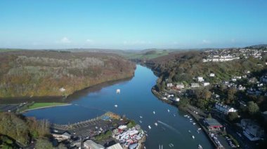 Bakın, Cornwall, İngiltere: DRONE VİEWS: İnsansız hava aracı Looe kasabası ve Doğu ve Batı Looe nehirlerinin birleştiği yer üzerinde uçuyor. Looe eski bir balıkçılık limanı ve popüler bir İngiltere tatil beldesi..