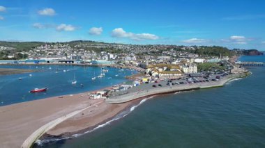 Teignmouth, Güney Devon, İngiltere: DRONE VİEWS: The River Teign halicileri, Teignmouth kasabası ve limanı. Teignmouth liman kenti ve İngiltere 'nin popüler tatil beldesidir..